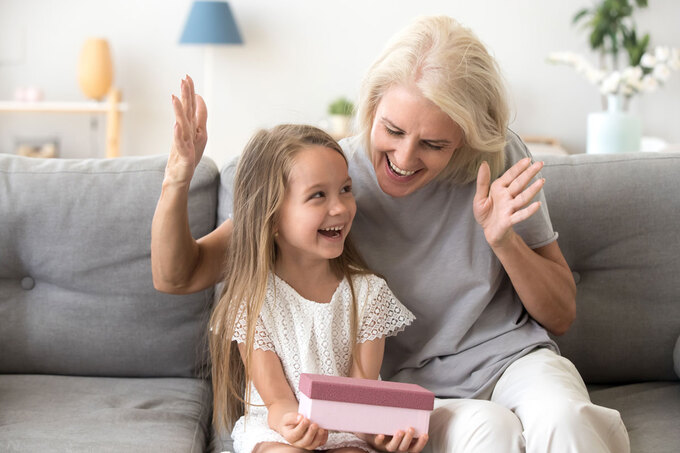 Dạy con cư xử đúng cách khi nhận quà