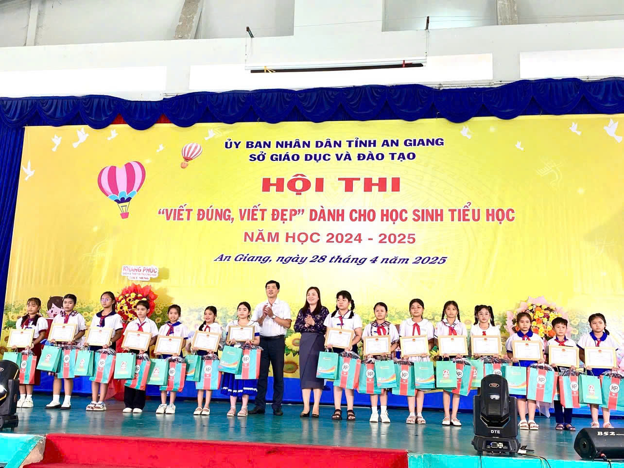 Công ty Cổ phần Công nghệ Khang Phúc đồng hành cùng Hội thi "Viết đúng - Viết đẹp" dành cho học sinh tiểu học tỉnh An Giang. Năm học 2024 - 2025