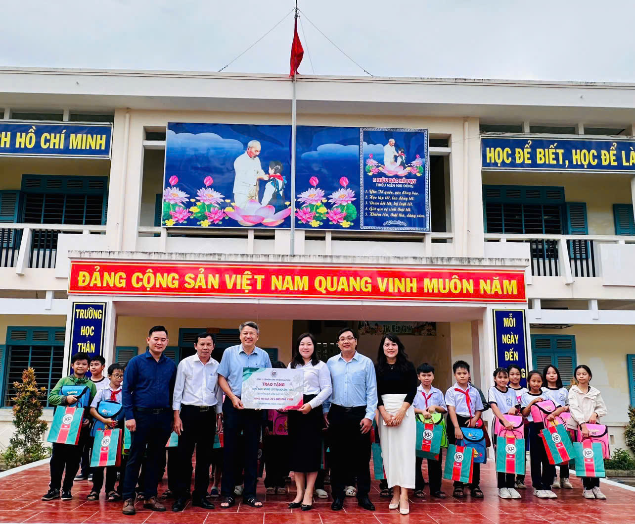 CÔNG TY CỔ PHẦN CÔNG NGHỆ KHANG PHÚC CHUNG TAY HỖ TRỢ HỌC SINH VÙNG LŨ TỈNH KHÁNH HÒA